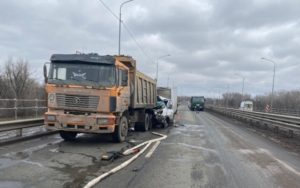 В Волгоградской области фургон врезался в грузовик, стоявший на мосту через Ахтубу