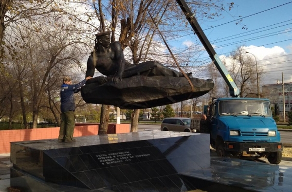 В Волгограде на постамент вернули знаменитый памятник морякам