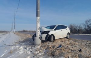 В столкновении со столбом на севере Волгограда пострадал пассажир иномарки