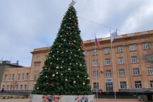 В Волгограде установили 12-метровую ель с красочными шарами и гирляндой