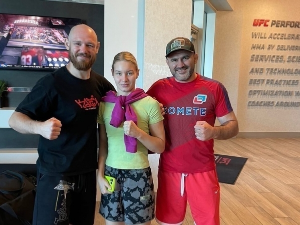 Лучшим на турнире UFC признан бой волгоградца Вячеслава Борщева