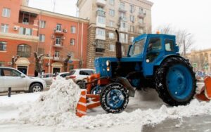 Дорожники убирают снежную мешанину с улиц Волгограда после ночной обработки реагентами