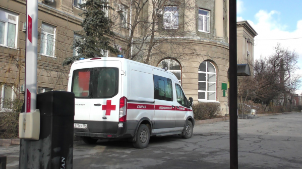 Под Волгоградом легковушка врезалась в скорую, перевозившую кровь детям