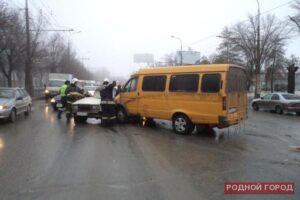 В Волгограде в ДТП маршрутки и «семёрки» пострадали двое