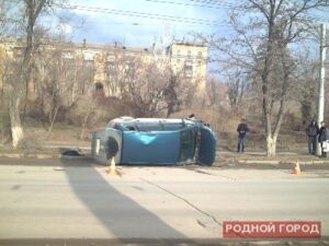 В Волгограде иномарка, врезавшись в бордюр, перевернулась