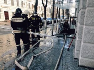 В центре Волгограда загорелся четырехэтажный дом