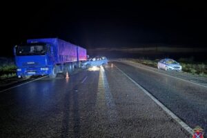 В Волгоградской области в ДТП с фурой один человек погиб, трое пострадали