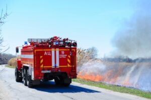 Под Волгоградом вдоль железной дороги загорелась сухая трава в степи