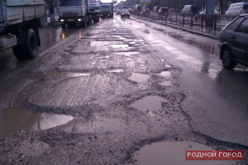 Ямы на дорогах Волгограда заливают асфальтом вместе со снегом