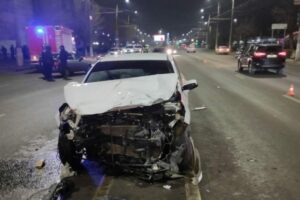 В центре Волгограда мужчина погиб в ДТП с двумя автомобилями