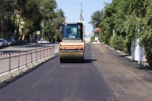 В Волгограде на проспекте Металлургов обновляют тротуар