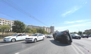 В Волгограде массовая авария с перевернувшейся иномаркой попала на видео