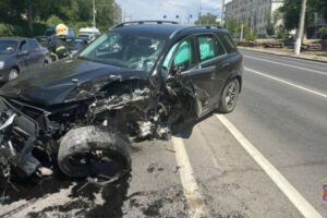 В Волгограде иномарка врезалась в столб из-за плохого самочувствия водителя