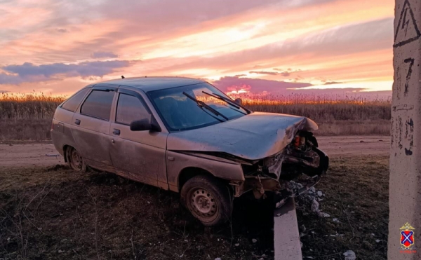 Волгоградец на легковушке снес опору ЛЭП