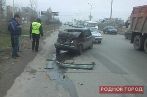 В Волгограде сотрудник полиции на «ВАЗе» протаранил «Киа»