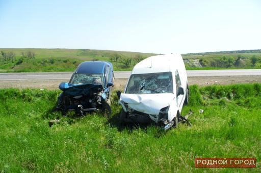 Под Волгоградом автофургон столкнулся с Mazda: четверо пострадали