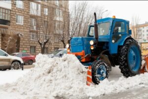 Для борьбы с гололедом на дороги Волгограда вышло свыше 90 единиц спецтехники