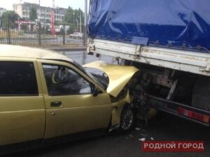 В Волгограде «десятка» столкнулась с грузовиком