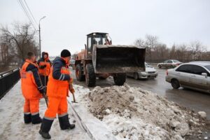 Улицы Волгограда ночью убирали 57 единиц спецтранспорта и 30 рабочих