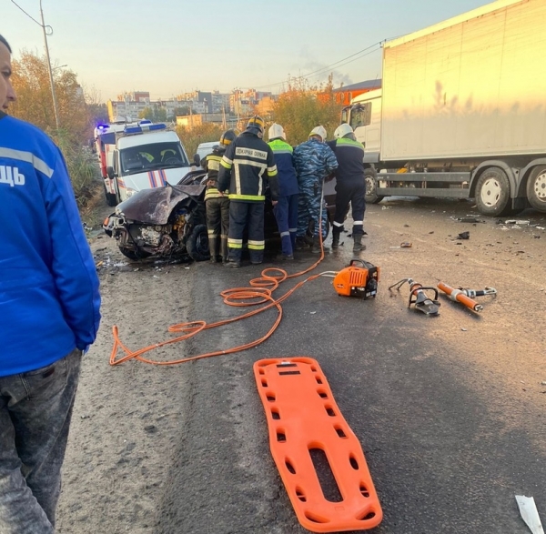 В Волгограде в ДТП с фурой легковой автомобиль практически раздавило