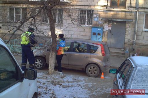 Женщина-водитель сбила задом автомобиля пенсионерку в Волгограде