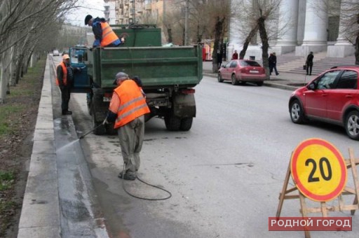 Бордюры и дорожные знаки трижды помоют в Волгограде