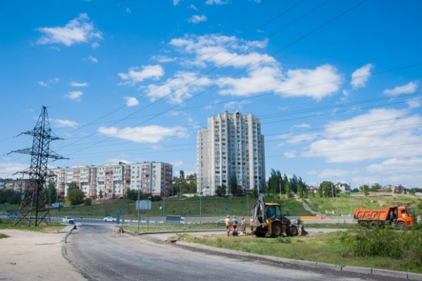 На улице Садовой в Советском районе меняют изношенный асфальт