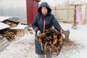 Волгоградка рискует замерзнуть с больным сыном в доме без газа