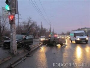 В Волгограде при столкновении двух иномарок пострадал пешеход