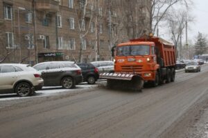 Почти 70 единиц спецтехники чистят снег на дорогах Волгограда