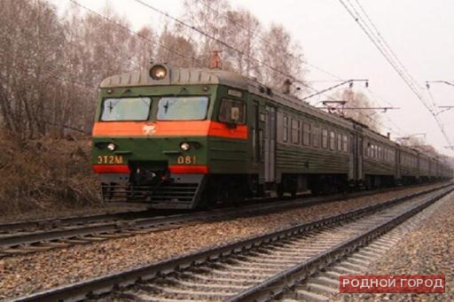 В Волгограде под электрички попали человек и автомобиль