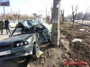 В Дзержинском районе водитель наехал на столб