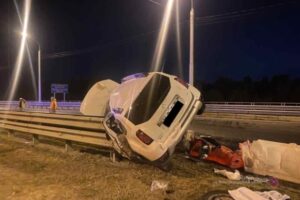 В Волгограде водитель кроссовера врезался в отбойник моста через Волгу