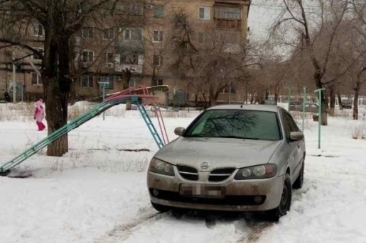 В Волгограде Nissan Almera задом сбил 10-летнюю девочку во дворе дома