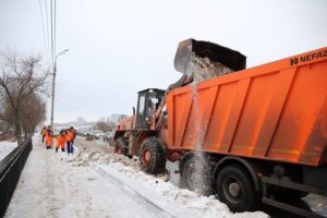 Дороги Волгограда после усиления снегопада убирают 80 единиц спецтехники