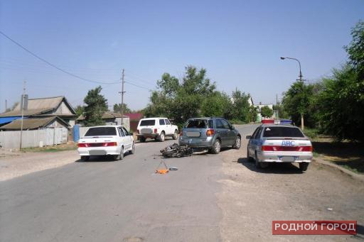 Под Волгоградом скутерист въехал в стоящий на обочине Suzuki