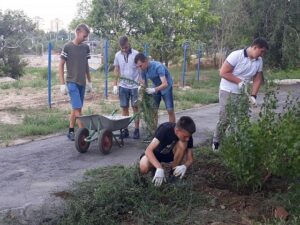 Более трех тысяч школьников Волгоградской области на каникулах работают