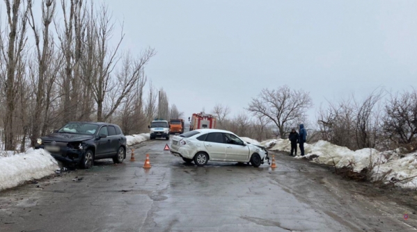 В Волгоградской области «Лада Гранта» столкнулась с «Фольксвагеном»