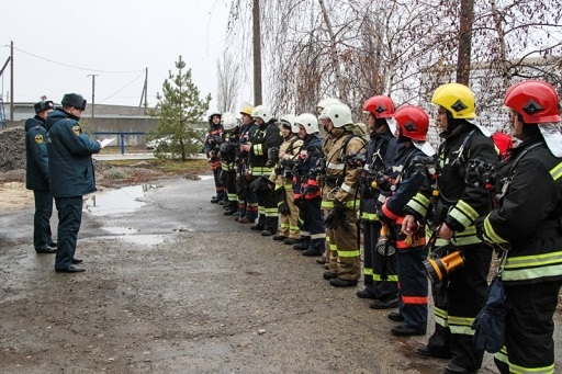 Волгоградские пожарные отработали слаженность действий в дымокамере