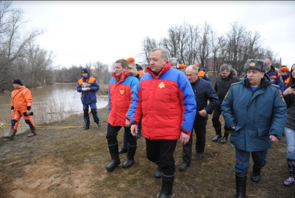 В Волгоградской области в борьбе с паводком задействованы  714 человек и 199 единиц техники