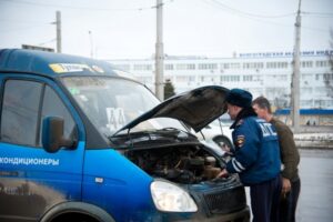 Сотрудники ГИБДД проверяют работу волгоградских маршруток