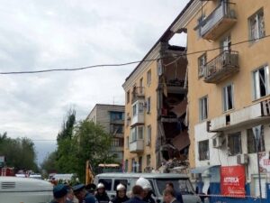 В Волгограде под завалами взорвавшегося дома могут оставаться посетители магазина