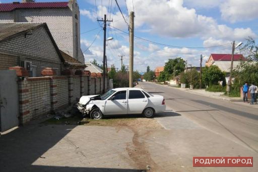 35-летний волгоградец на «Приоре» въехал в забор жилого дома