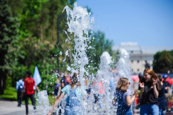 В шоу-программе на набережной участвуют больше 5000 юных волгоградцев