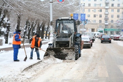 Улицы Волгограда от снега и льда очищают 73 спецмашины и 80 рабочих