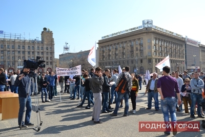 Волгоградцы митингуют против плохих дорог