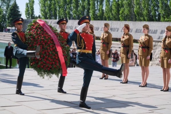 На Мамаевом кургане в Волгограде в День Победы возложили цветы