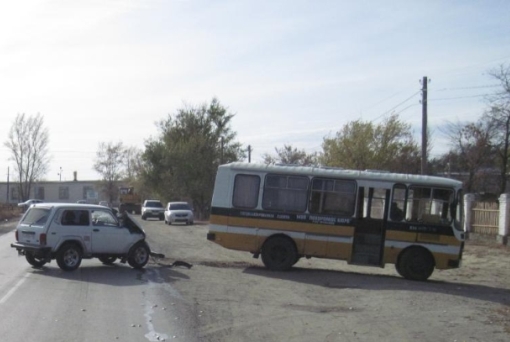 В ДТП похоронного автобуса и «Нивы» во Фролово пострадали двое