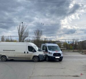 В Волгограде произошла авария с участием автомобиля скорой помощи