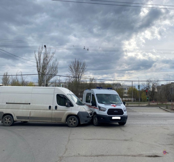 В Волгограде произошла авария с участием автомобиля скорой помощи